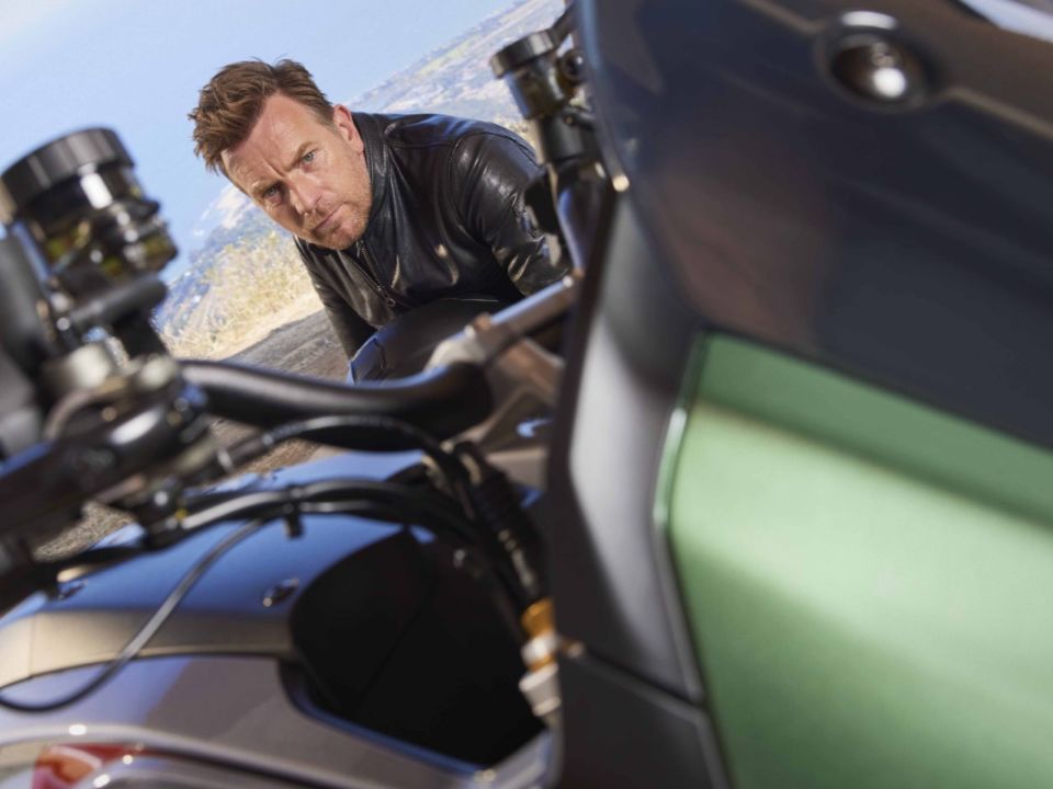 Ewan McGregor com a Moto Guzzi V100 Mandello